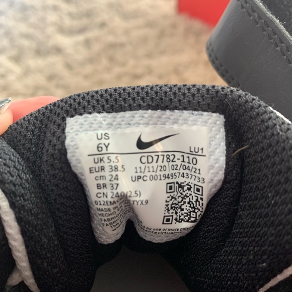 SOLD Nike Court Boroughs - Picture 3 of 3